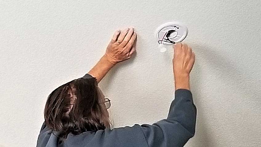how to change battery in smoke detector